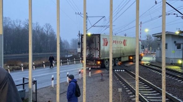 В Колпино грузовик заглох прямо на рельсах железнодорожного переезда В Колпино грузовик заглох прямо на рельсах железнодорожного переезда