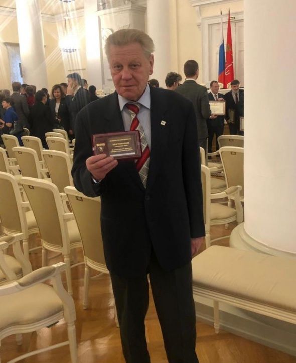 Губернатор вручил награду колпинскому тренеру по конькобежному спорту Губернатор вручил награду колпинскому тренеру по конькобежному спорту