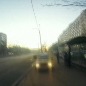 Водители на остановке и пешеходы (видео)
