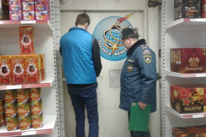 В Колпинском районе прошли профилактические мероприятия по обследованию мест реализации пиротехнических изделий
