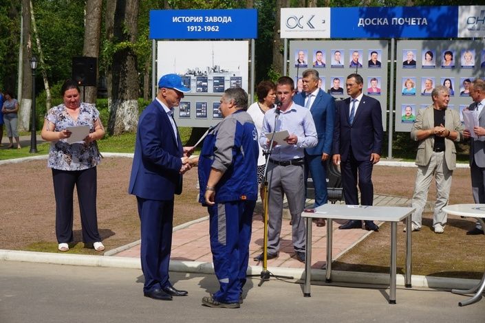 Глава района Анатолий Повелий поздравил Средне-Невский судостроительный завод с Днем рождения