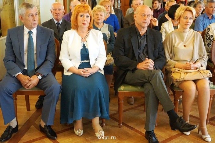 Накануне Дня семьи, любви и верности в Колпинском районе поздравили юбиляров супружеской жизни