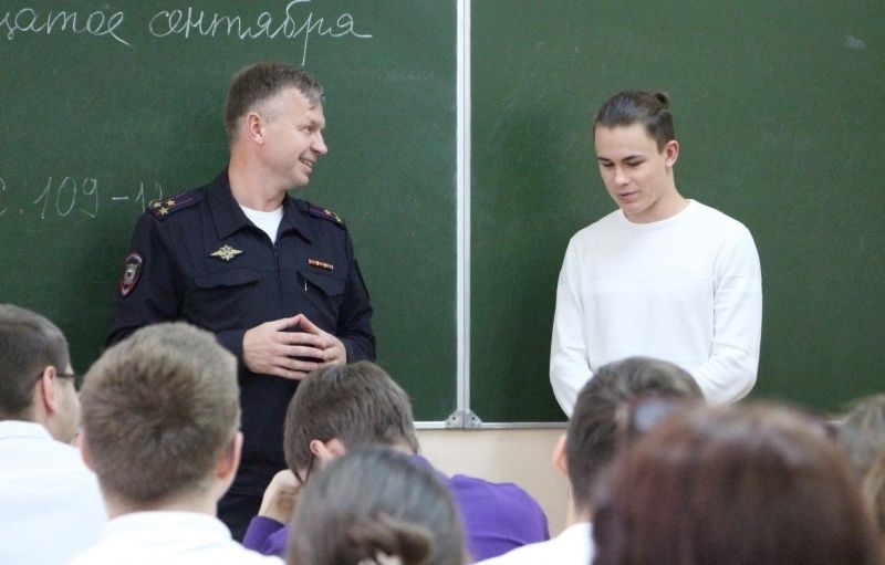 Начальник ОМВД России по Колпинскому району провел встречу с учащимися школы № 420