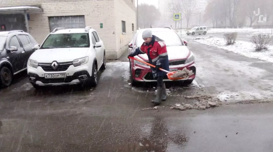 Улицы Колпинского района от снега убирают 176 дворников
