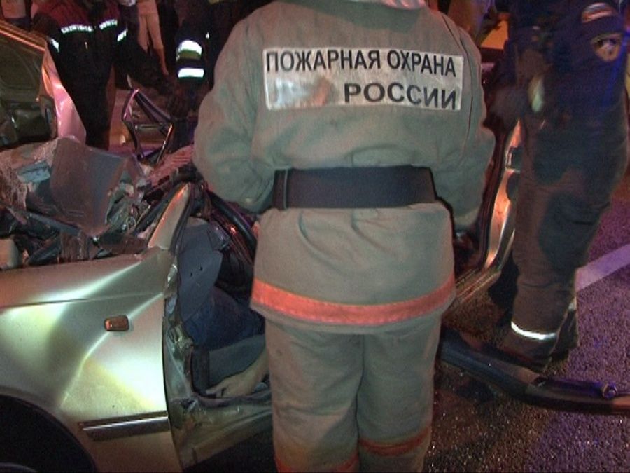 Погибшего в ДТП мужчину на улице Танкистов спасатели вырезали из машины