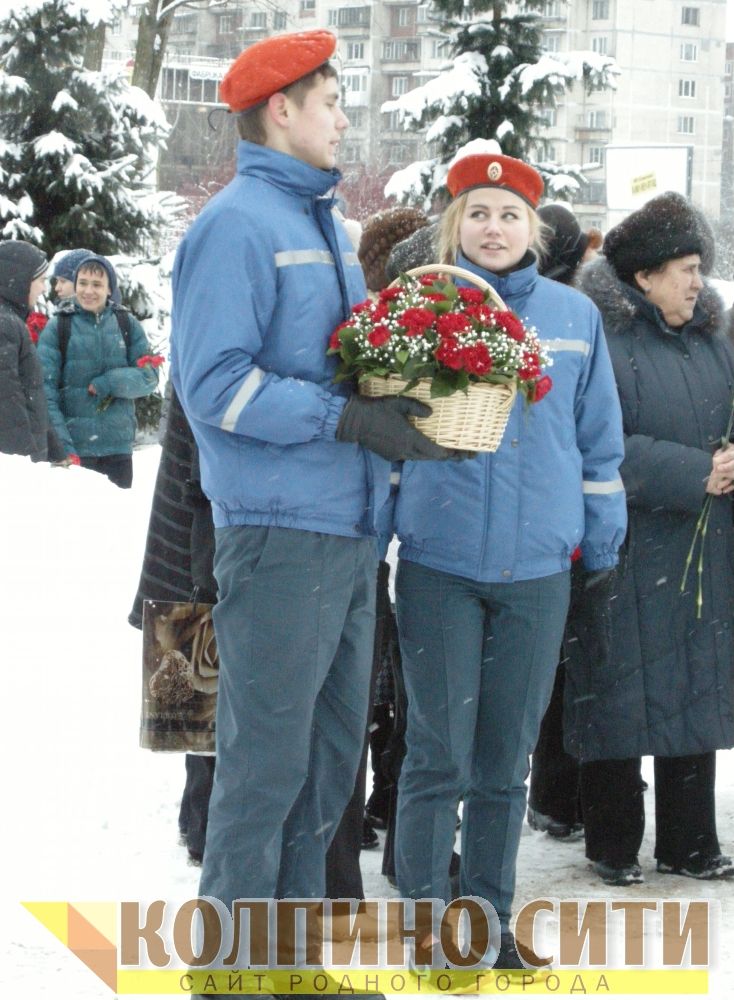 Мемориальное воинское захоронение на улице Веры Слуцкой. Возложение цветов и митинг. Фото