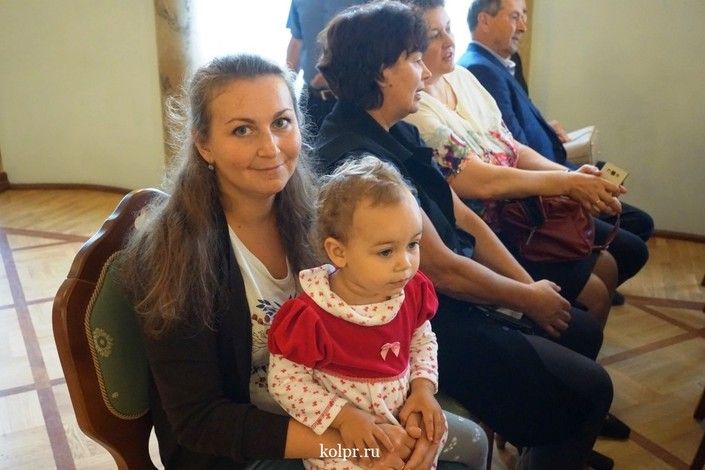 Накануне Дня семьи, любви и верности в Колпинском районе поздравили юбиляров супружеской жизни