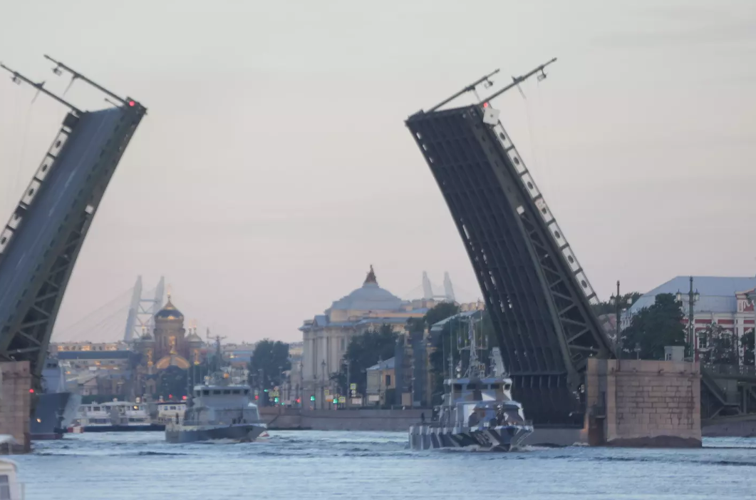 Закроют 10 магистралей. Какие ограничения вводят в Петербурге накануне Дня ВМФ