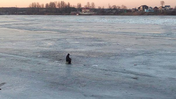 В Усть-Ижоре рыбаки-экстремалы подвергают себя смертельной опасности