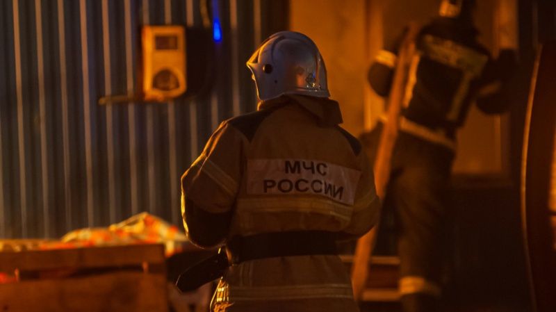 В бетонном ангаре под Колпино произошел пожар В бетонном ангаре под Колпино произошел пожар