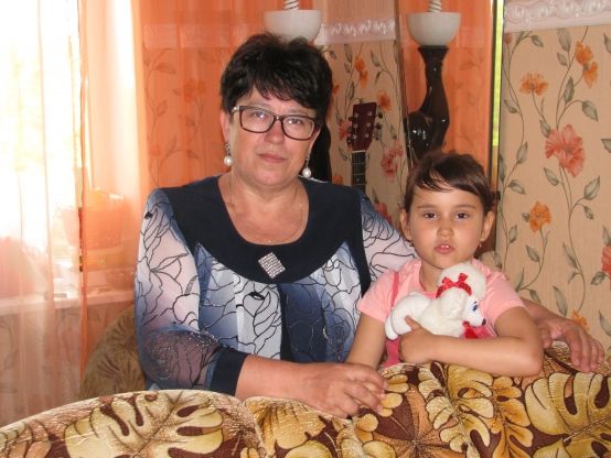 Внучка поздравила бабушку с победой в конкурсе Внучка поздравила бабушку с победой в конкурсе