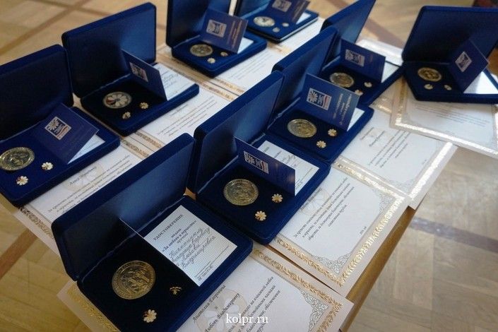 Накануне Дня семьи, любви и верности в Колпинском районе поздравили юбиляров супружеской жизни