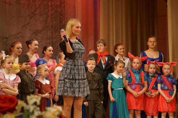 Творческие коллективы Колпинского района поздравили ветеранов