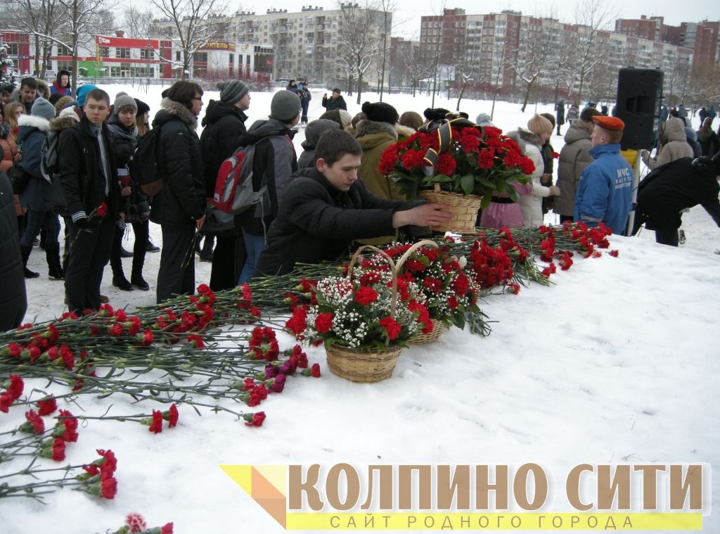 Мемориальное воинское захоронение на улице Веры Слуцкой. Возложение цветов и митинг. Фото