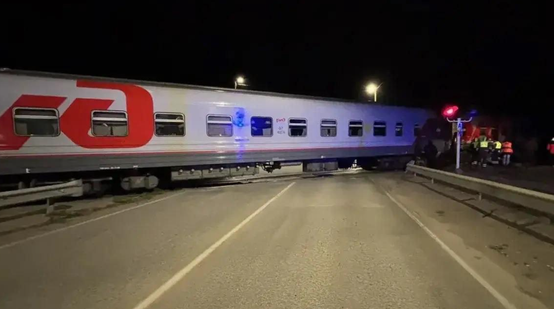 Поезд «Адлер — Петербург» столкнулся на переезде с легковым автомобилем