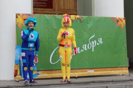 Школьные чудеса на площади ДК Школьные чудеса на площади ДК