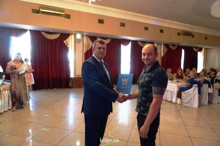 Глава района Анатолий Повелий поздравил работников сферы потребительского рынка Колпинского района