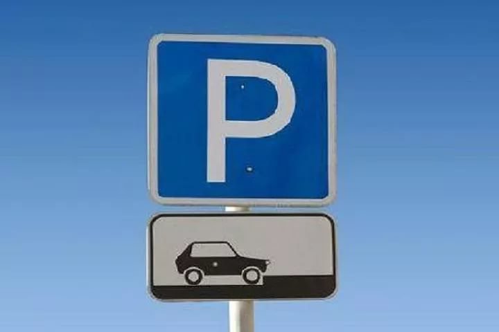В Петербурге обсудят отмену платной парковки для выходных и по вечерам
