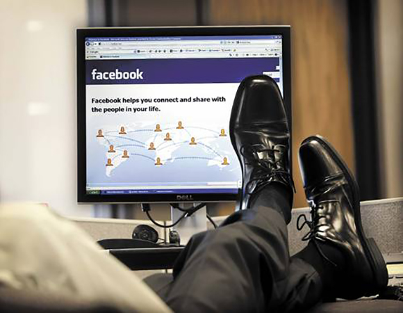 Facebook запустит новую социальную сеть для деловых людей