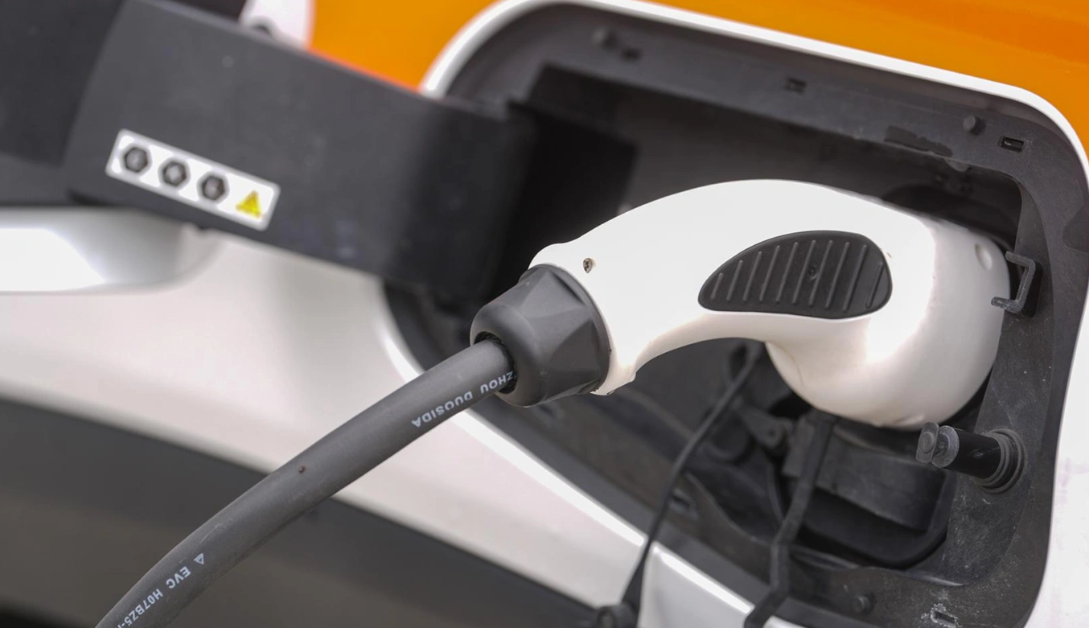 Скоростные зарядки для электромобилей появятся на трассе М-11 «Нева» в 2026 году