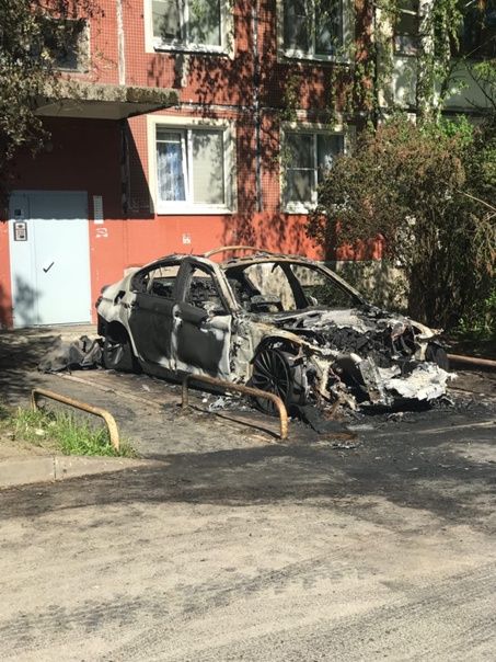 Припаркованный у подъезда BMW сгорел в Колпино Припаркованный у подъезда BMW сгорел в Колпино