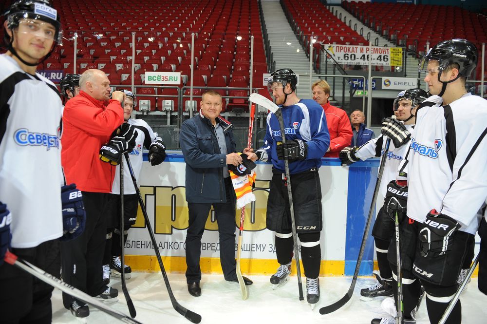 Хоккеисты "Северстали" поздравили новую любительскую команду из Колпино со спортивным стартом