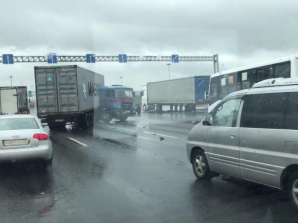 ДТП с фурами обернулось многокилометровой пробкой на КАД в Петербурге
