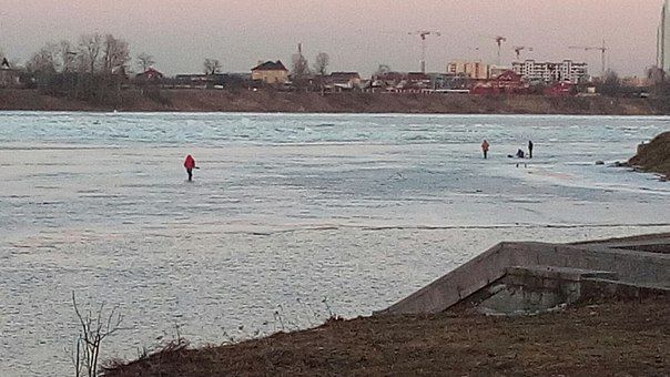 В Усть-Ижоре рыбаки-экстремалы подвергают себя смертельной опасности