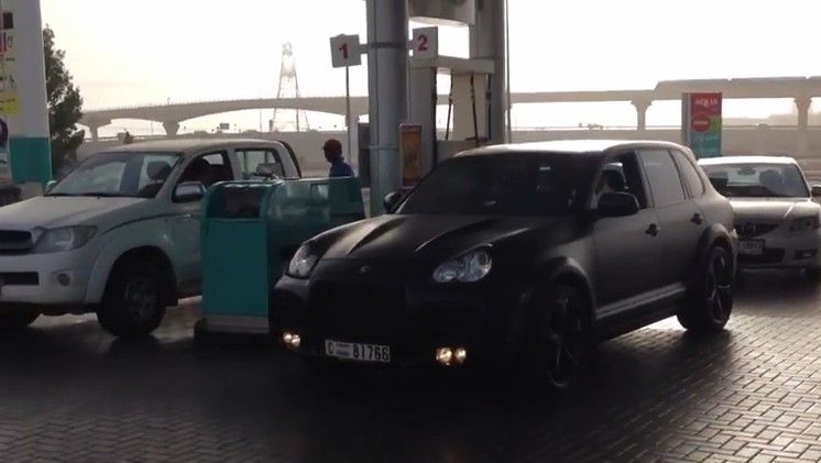 «Забывчивый» водитель Porsche Cayenne дважды посещал одну и ту же заправку