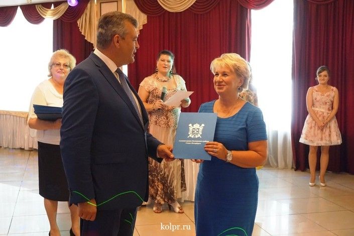 Глава района Анатолий Повелий поздравил работников сферы потребительского рынка Колпинского района