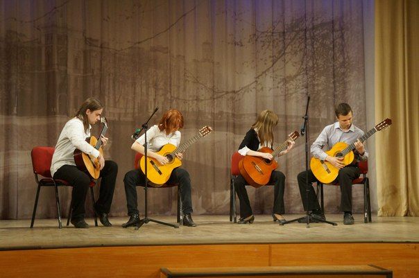 Творческие коллективы Колпинского района поздравили ветеранов