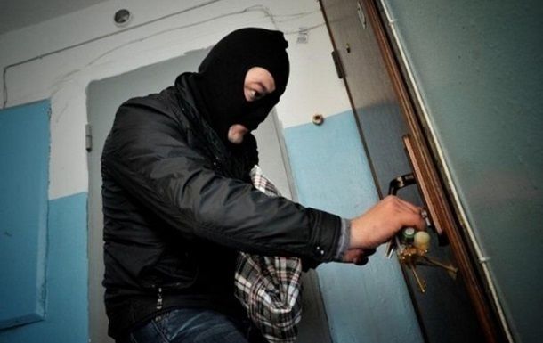 Злоумышленников, обокравших квартиру в Колпино, задержали Злоумышленников, обокравших квартиру в Колпино, задержали