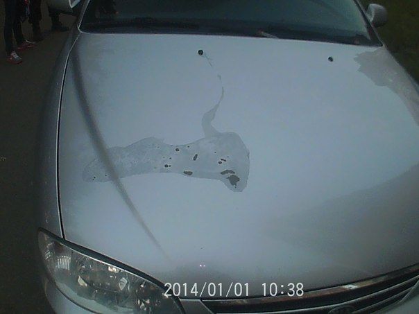 В Колпино неизвестный облил кислотой машину своего оппонента.