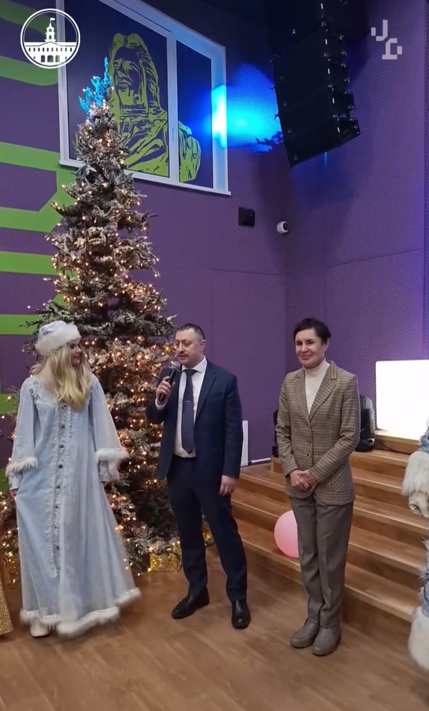 В Колпинском районе прошла новогодняя благотворительная акция «Дерево желаний»