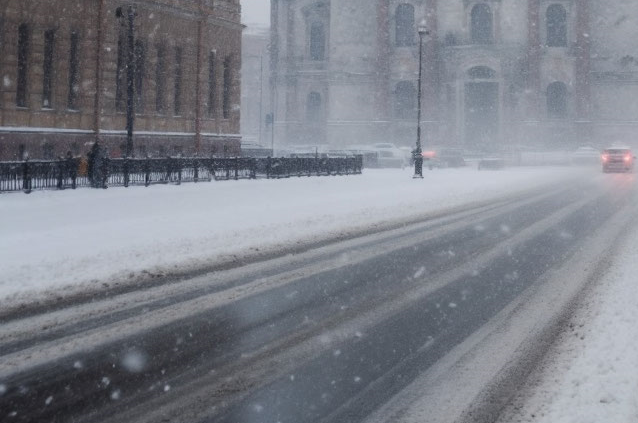 Петербург борется с мощным снегопадом: дорожники перешли на круглосуточный режим
