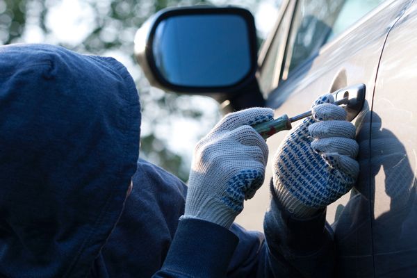 Двое парней попались при попытке угнать «шестерку» в Колпино Двое парней попались при попытке угнать «шестерку» в Колпино