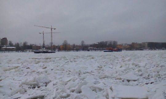 Во льдах Невы запоздавшие суда ждут разводку мостов