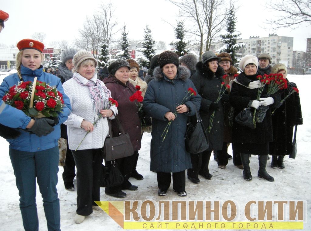 Мемориальное воинское захоронение на улице Веры Слуцкой. Возложение цветов и митинг. Фото