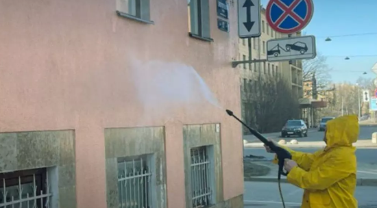 Коммунальщики Петербурга приступают к мытью фасадов школ, поликлиник и детсадов