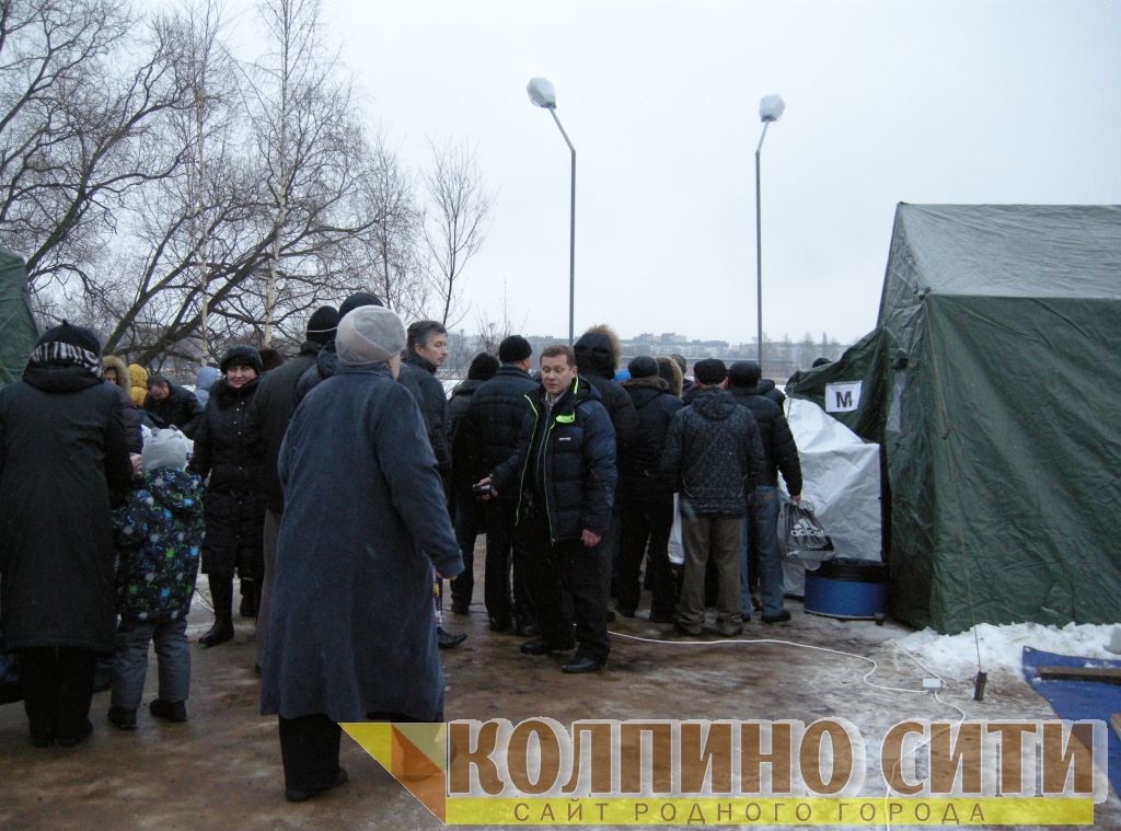 Крещенское &quot;моржевание&quot; у Свято-Троицкого собора