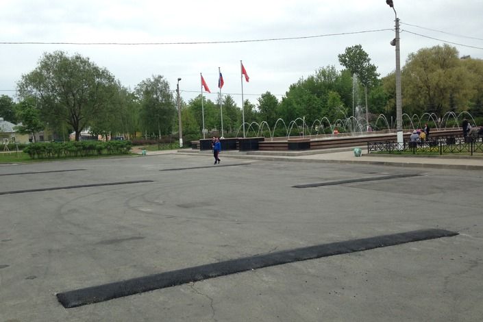На площадке у кинотеатра "Подвиг" рядом с фонтаном установили"лежачих полицейских"