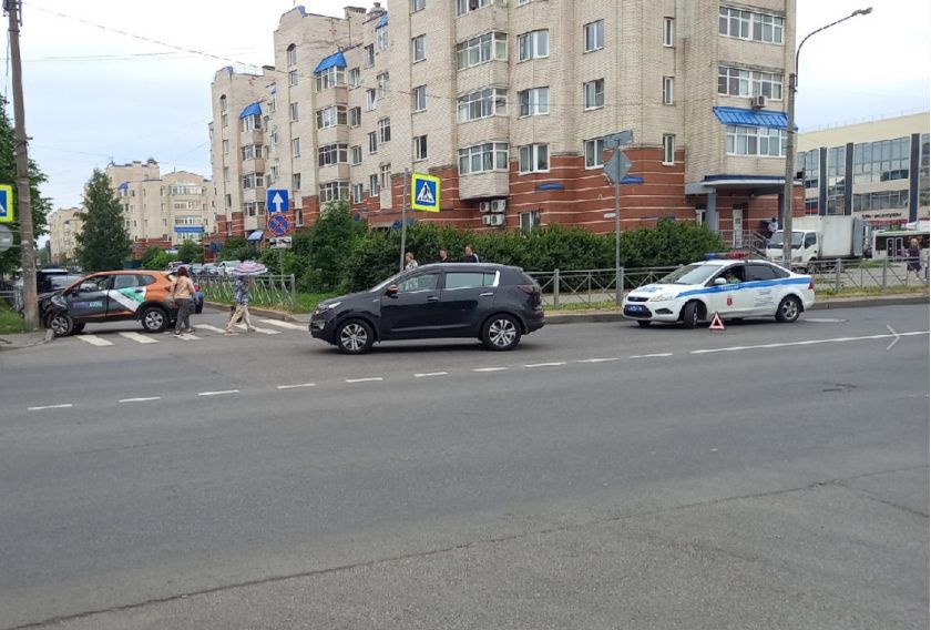 Автоледи на каршеринге врезалась в столб в Колпино Автоледи на каршеринге врезалась в столб в Колпино
