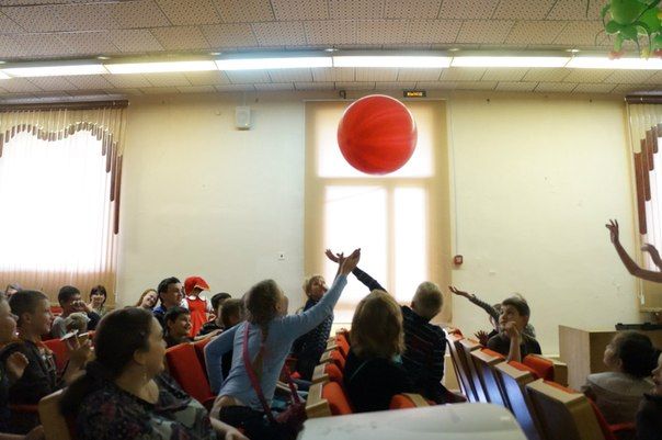 Творческие коллективы Колпинского района поздравили юных пациентов Детской городской больницы № 22