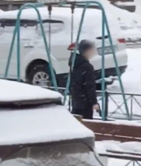 Ребёнок с «пневматом» разбил окно учительнице начальных классов в Красном Селе