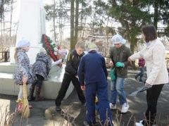 Более 300 школьников района благоустроили памятные места боевой славы