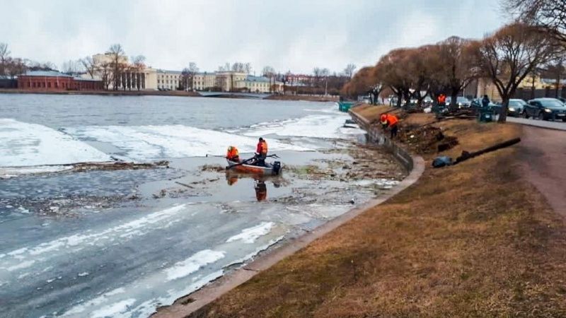 На плотине Ижорского водохранилища в Колпино собрали три кубометра мусора На плотине Ижорского водохранилища в Колпино собрали три кубометра мусора