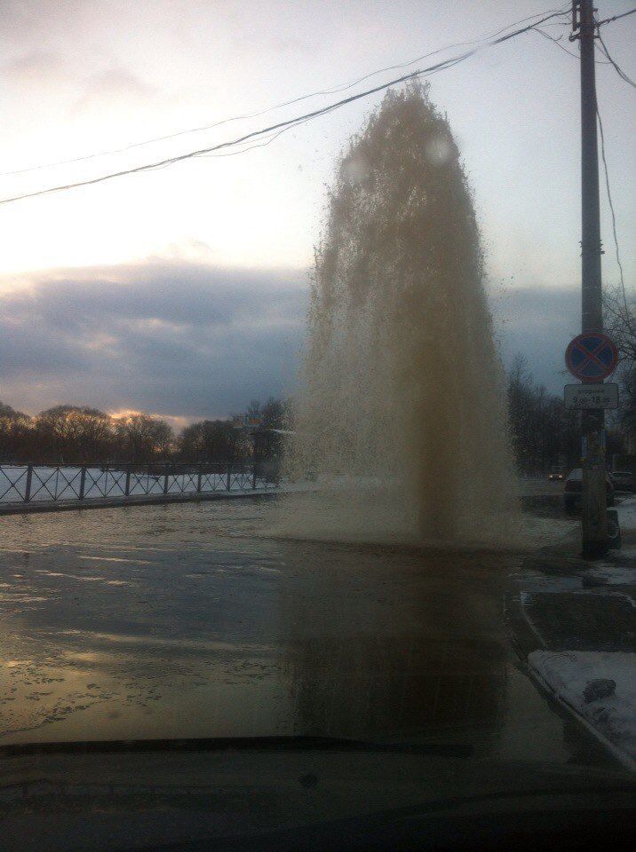 Водоканал устранил аварию на пожарном гидранте в Колпино