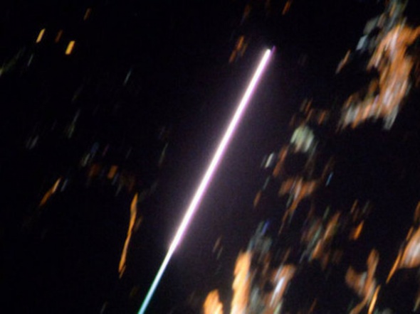 Звезда в&nbsp;иллюминаторе - космонавт МКС выложил в&nbsp;соцсети фото метеора