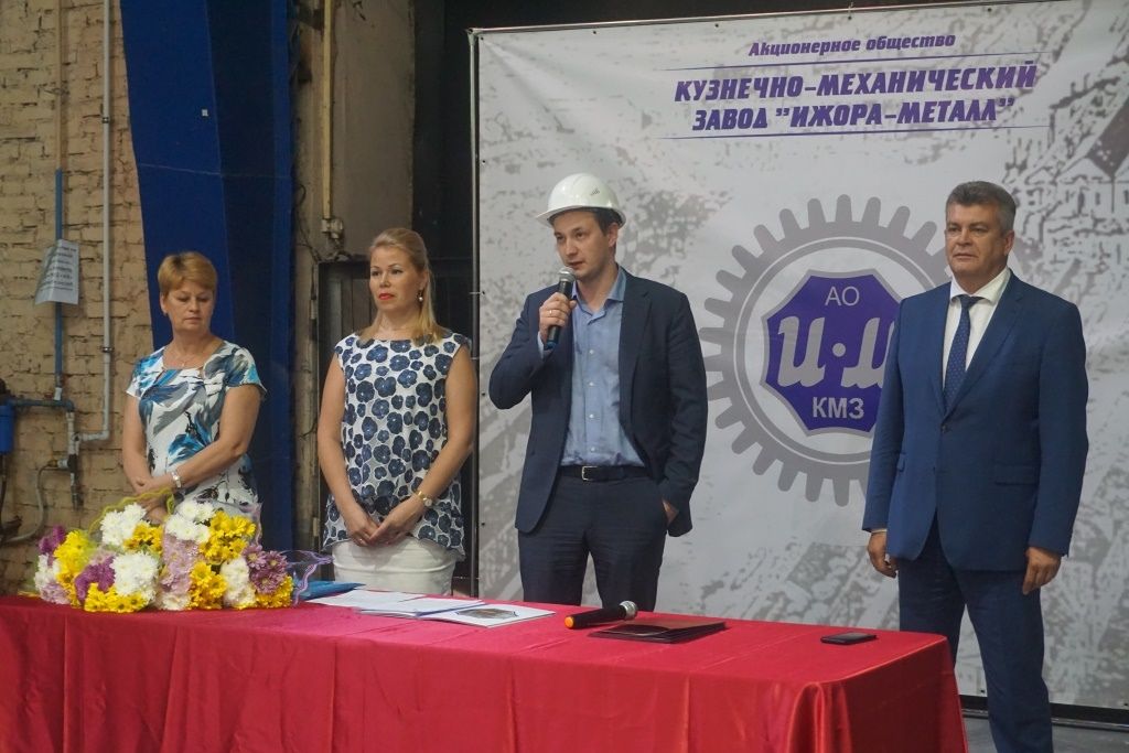 Глава Колпинского района Анатолий Повелий поздравил работников КМЗ «Ижора-Металл» с профессиональным праздником
