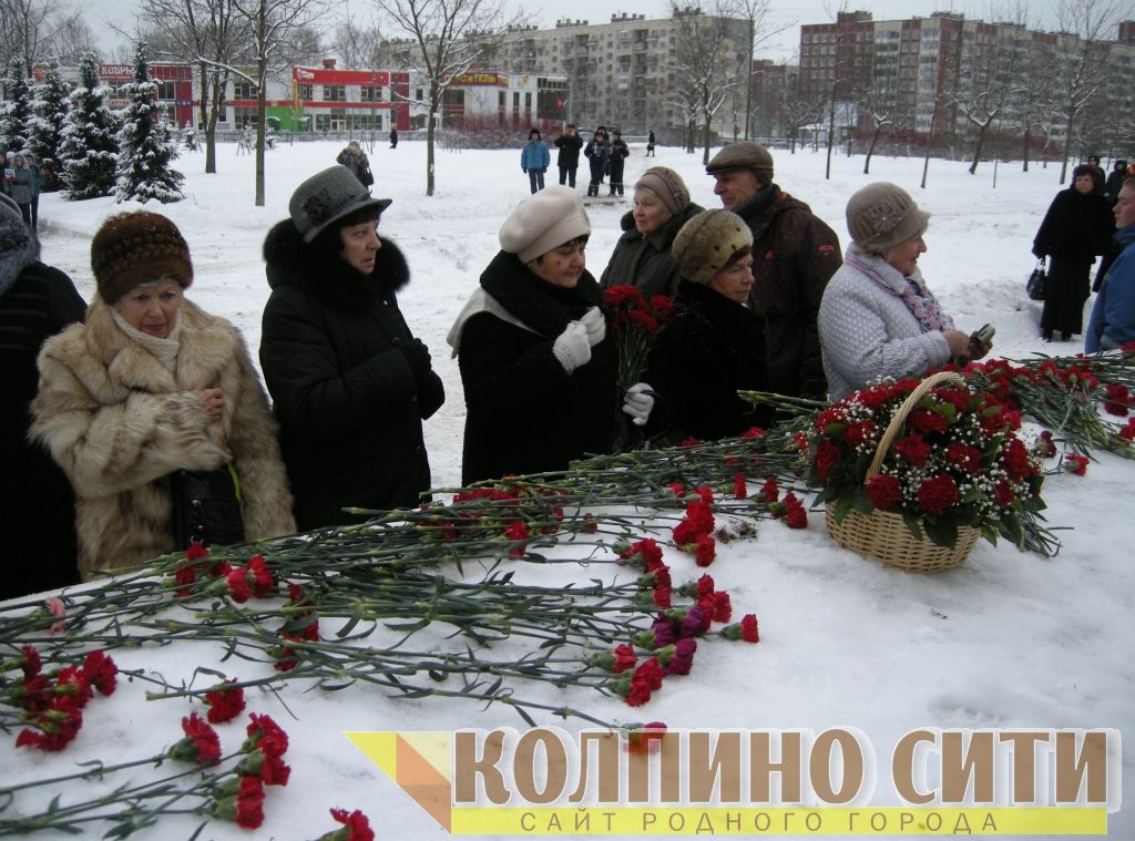 Мемориальное воинское захоронение на улице Веры Слуцкой. Возложение цветов и митинг. Фото